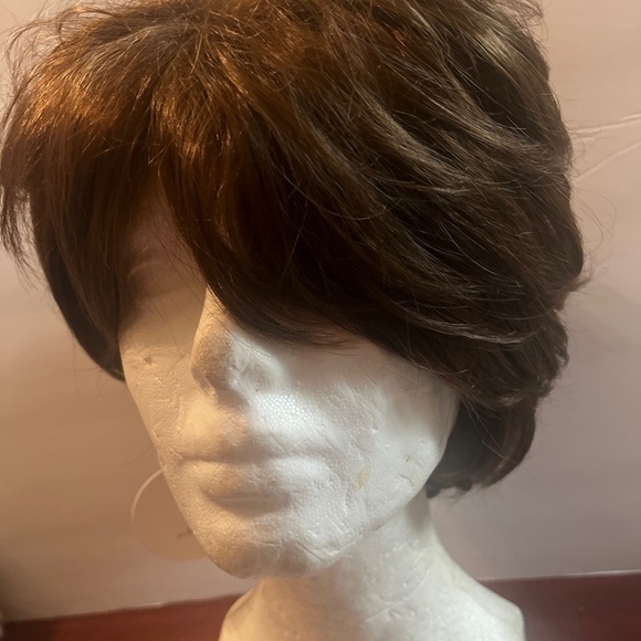 NEW Gnimegil Synthetic Wig Layered Brown Highlights Short Cute! - Picture 7 of 11